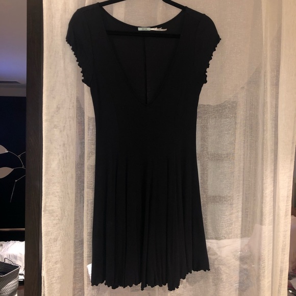 A very flattering black dress - Picture 2 of 3